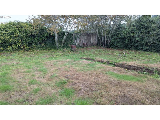 558 E 10TH St, Coquille, OR 97423