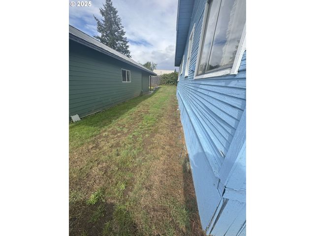 558 E 10TH St, Coquille, OR 97423