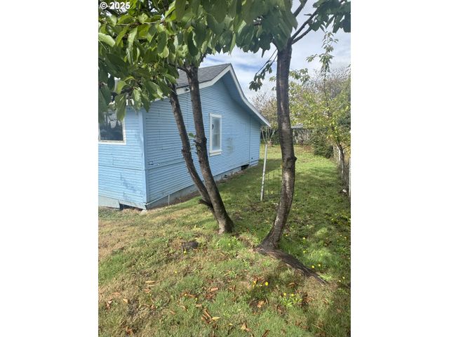 558 E 10TH St, Coquille, OR 97423