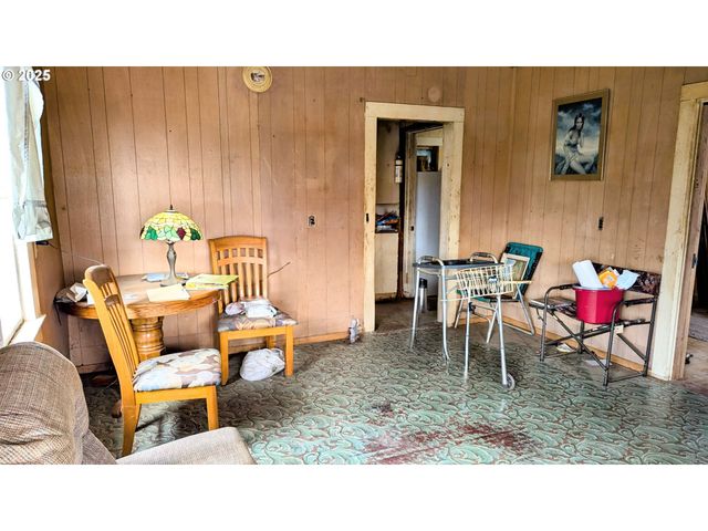 558 E 10TH St, Coquille, OR 97423