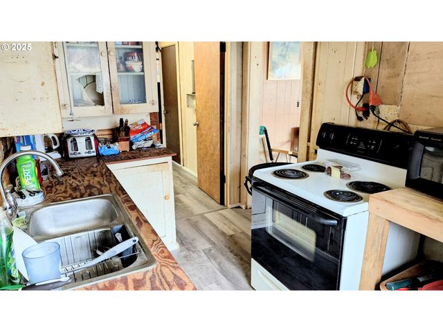 558 E 10TH St, Coquille, OR 97423