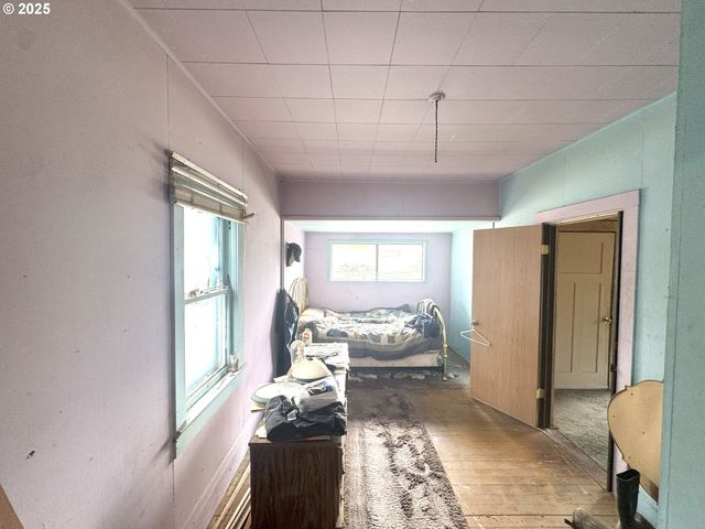 558 E 10TH St, Coquille, OR 97423