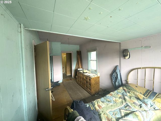 558 E 10TH St, Coquille, OR 97423