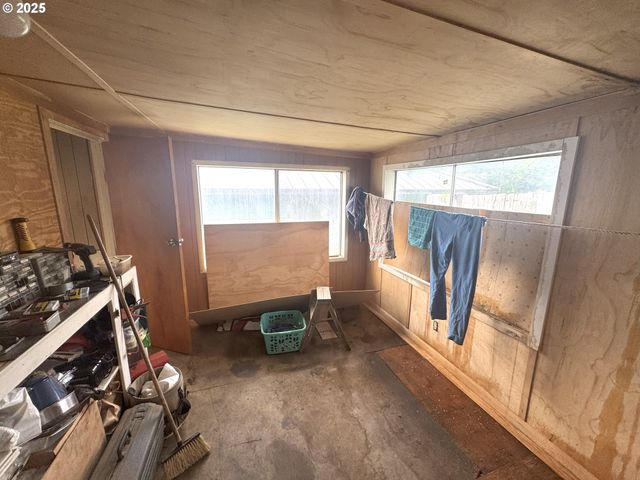 558 E 10TH St, Coquille, OR 97423