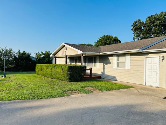 504 S Chestnut Street, Stockton, MO 65785