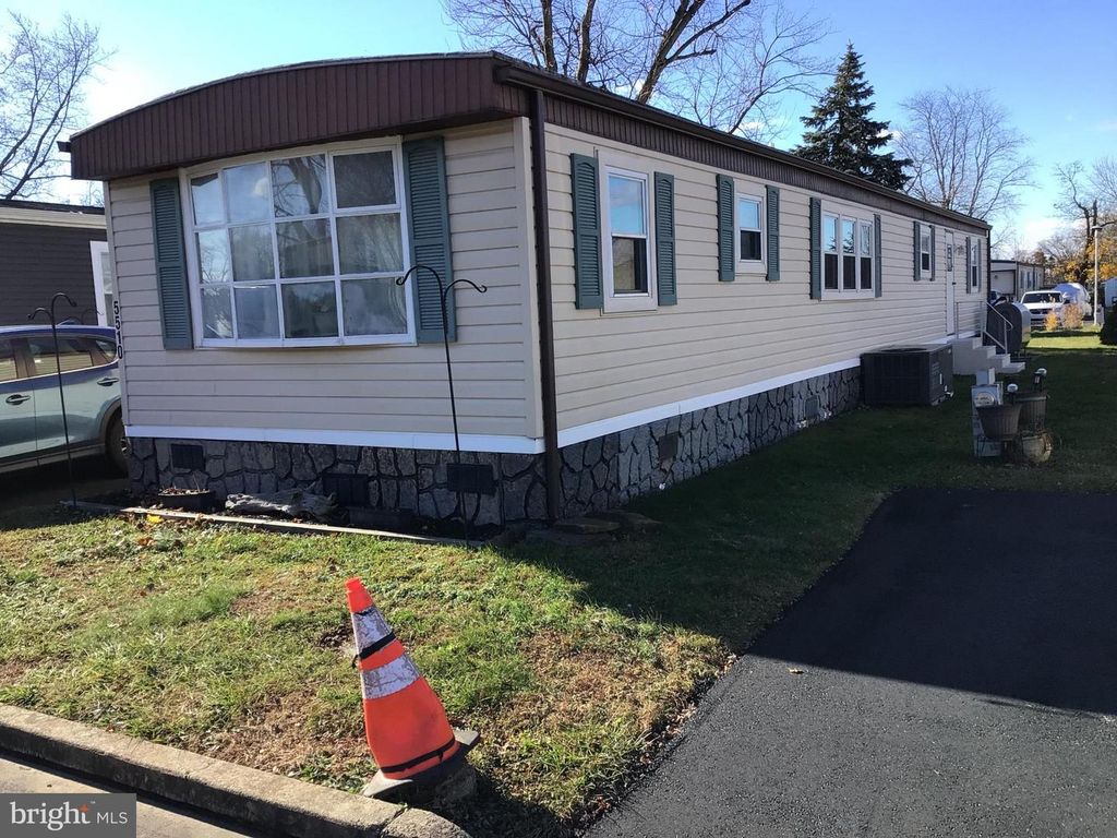 5510 GOLDEN DR, Morrisville, PA 19067