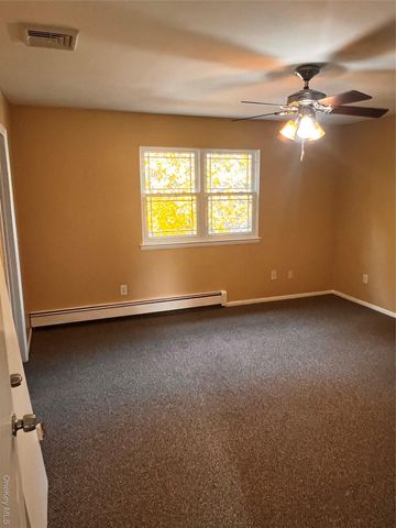 11 Park Manor Court 11, Glen Cove, NY 11542