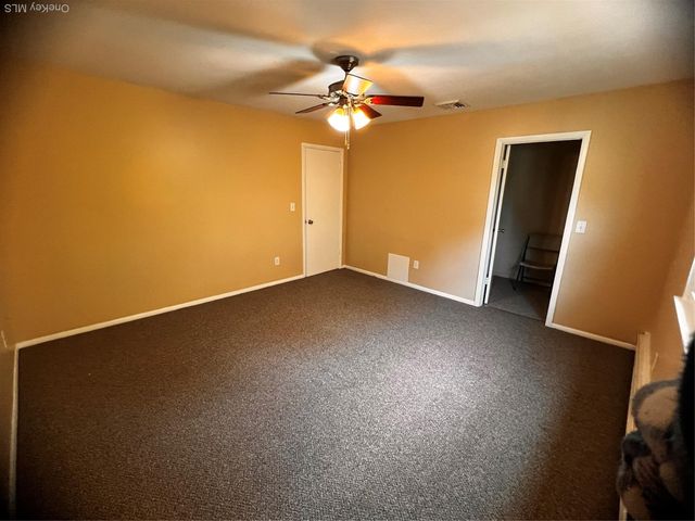 11 Park Manor Court 11, Glen Cove, NY 11542