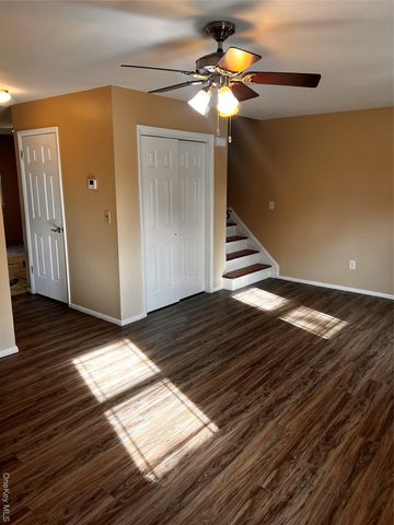 11 Park Manor Court 11, Glen Cove, NY 11542