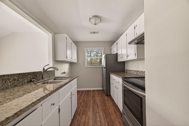406 W Oak Street, Highlands, TX 77562