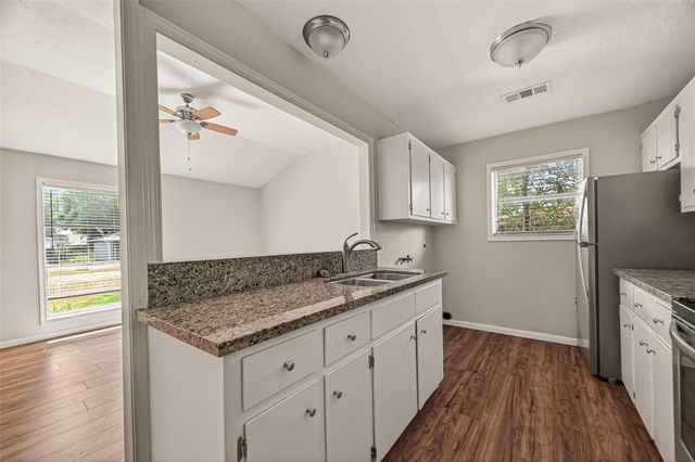406 W Oak Street, Highlands, TX 77562