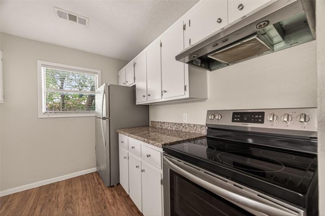 406 W Oak Street, Highlands, TX 77562