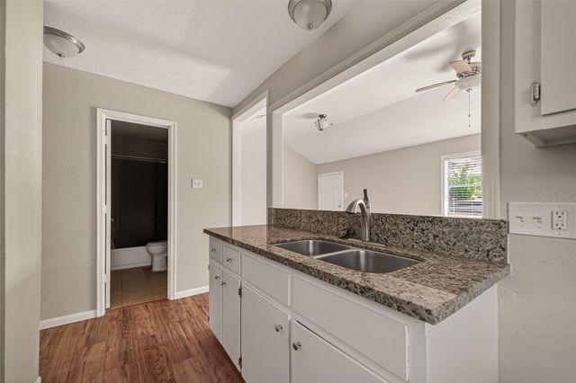 406 W Oak Street, Highlands, TX 77562