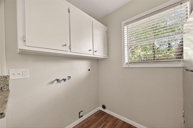 406 W Oak Street, Highlands, TX 77562