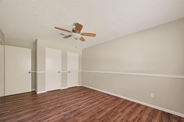 406 W Oak Street, Highlands, TX 77562