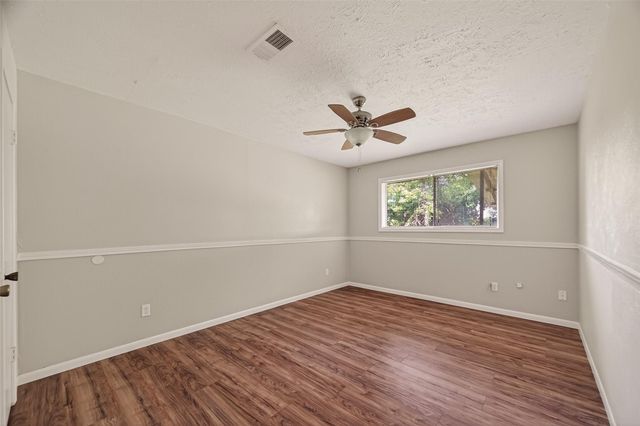 406 W Oak Street, Highlands, TX 77562