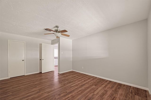 406 W Oak Street, Highlands, TX 77562