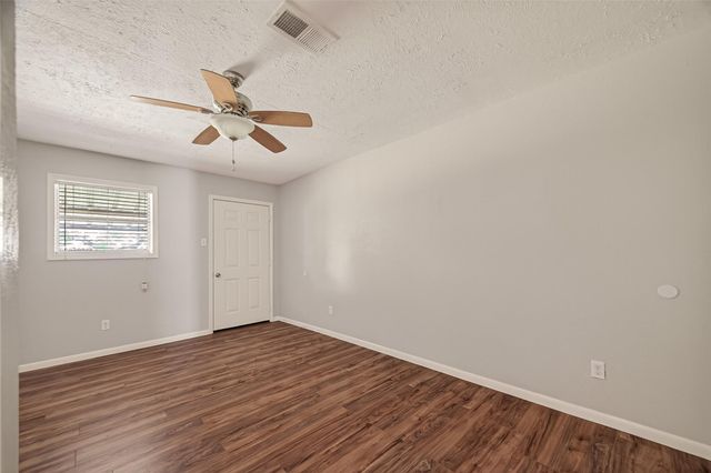 406 W Oak Street, Highlands, TX 77562