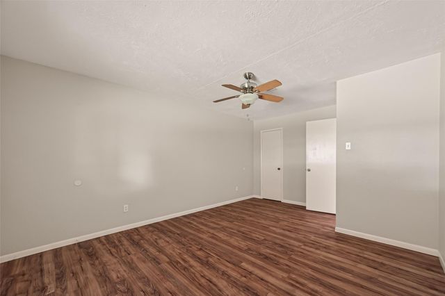 406 W Oak Street, Highlands, TX 77562