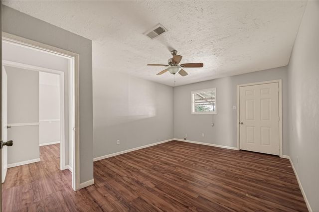 406 W Oak Street, Highlands, TX 77562