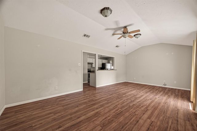 406 W Oak Street, Highlands, TX 77562
