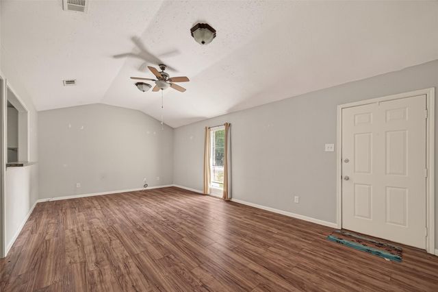 406 W Oak Street, Highlands, TX 77562