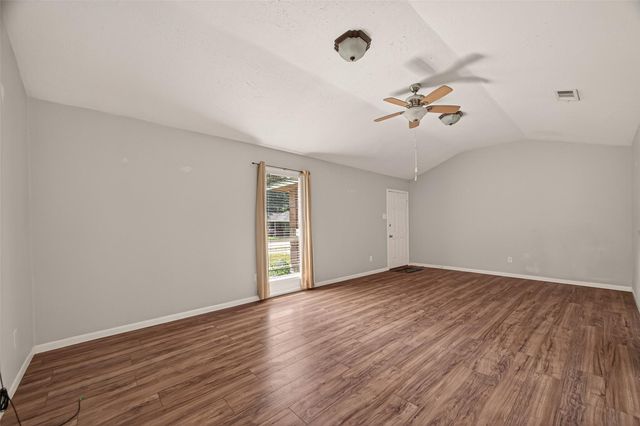 406 W Oak Street, Highlands, TX 77562