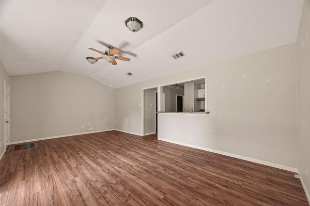 406 W Oak Street, Highlands, TX 77562