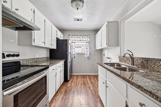 406 W Oak Street, Highlands, TX 77562