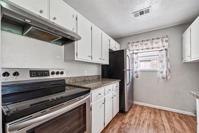406 W Oak Street, Highlands, TX 77562