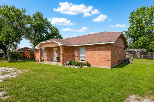 406 W Oak Street, Highlands, TX 77562