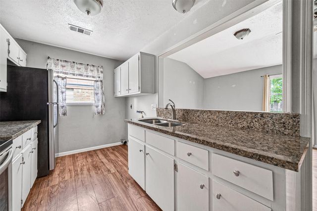 406 W Oak Street, Highlands, TX 77562