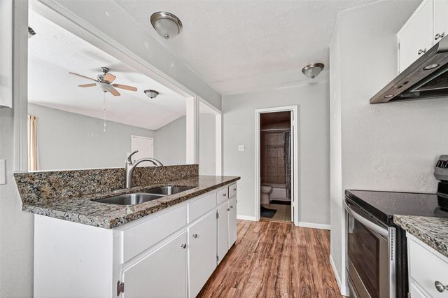 406 W Oak Street, Highlands, TX 77562