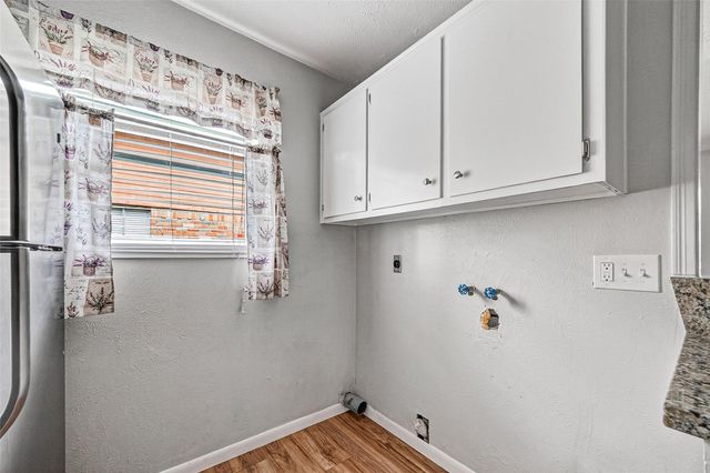 406 W Oak Street, Highlands, TX 77562