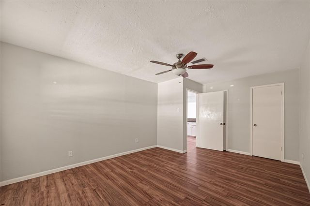 406 W Oak Street, Highlands, TX 77562