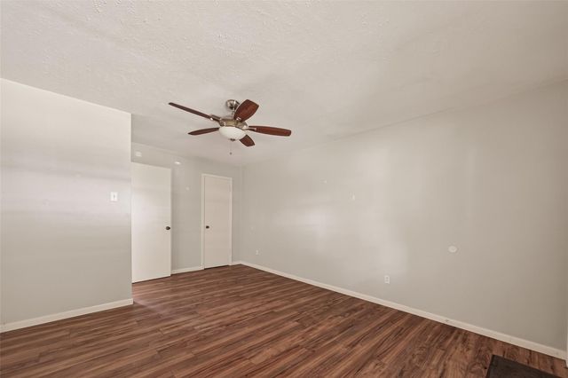 406 W Oak Street, Highlands, TX 77562