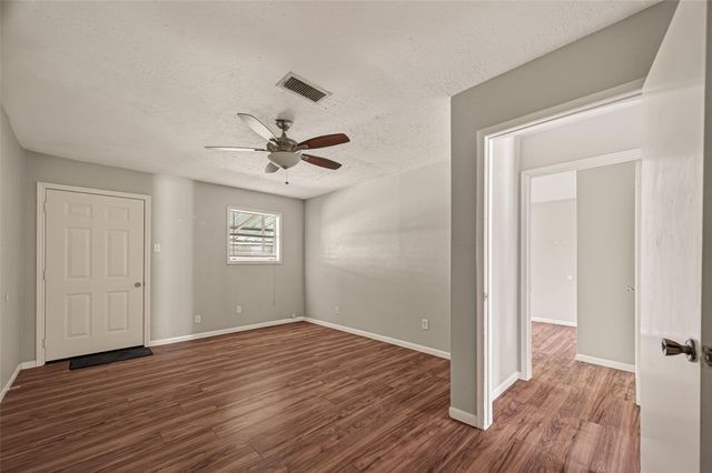406 W Oak Street, Highlands, TX 77562