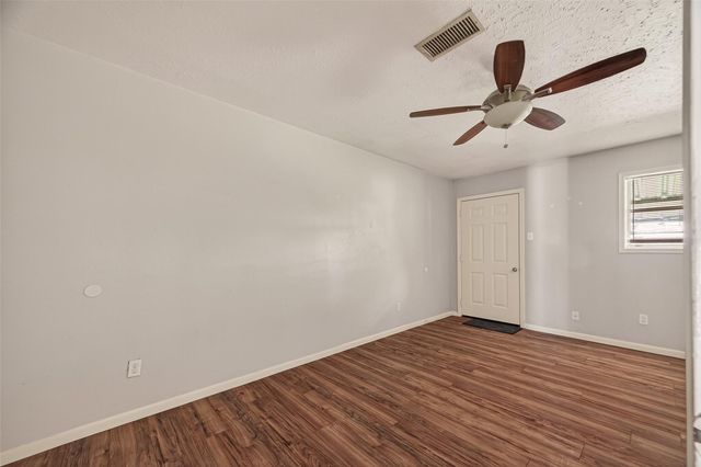 406 W Oak Street, Highlands, TX 77562