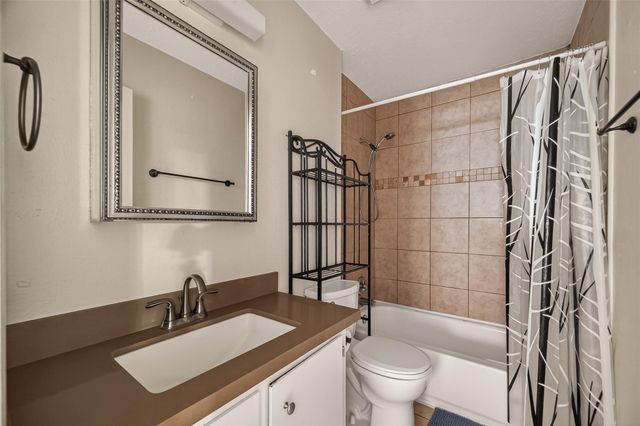 406 W Oak Street, Highlands, TX 77562