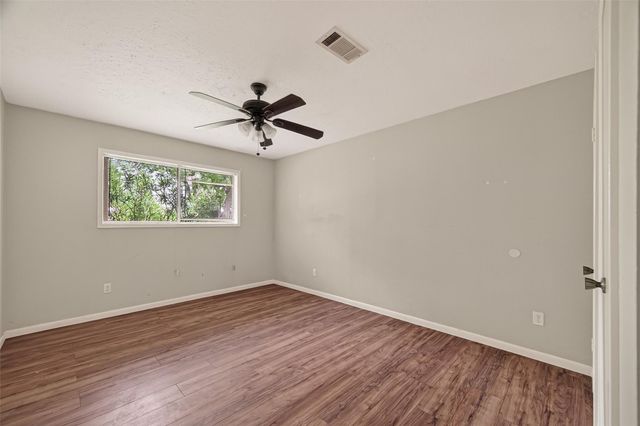 406 W Oak Street, Highlands, TX 77562