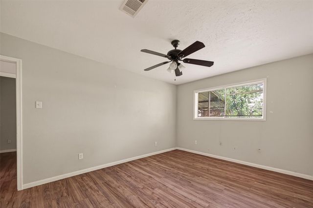 406 W Oak Street, Highlands, TX 77562