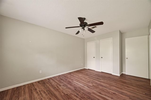406 W Oak Street, Highlands, TX 77562