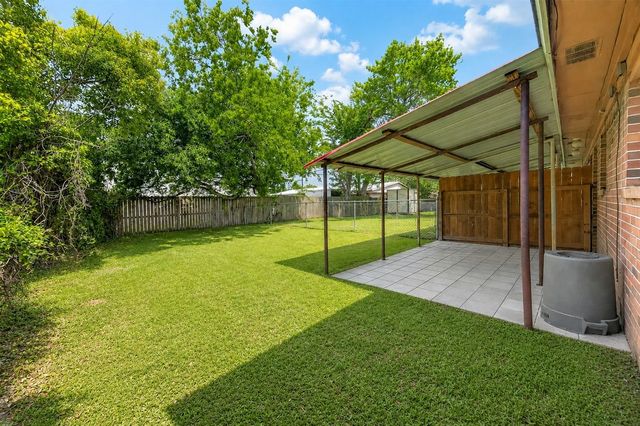 406 W Oak Street, Highlands, TX 77562