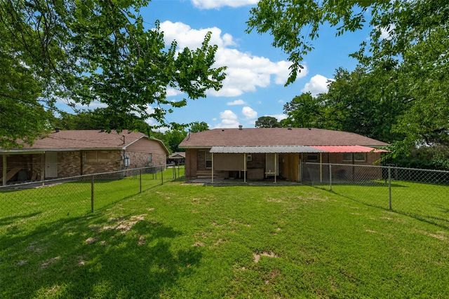 406 W Oak Street, Highlands, TX 77562