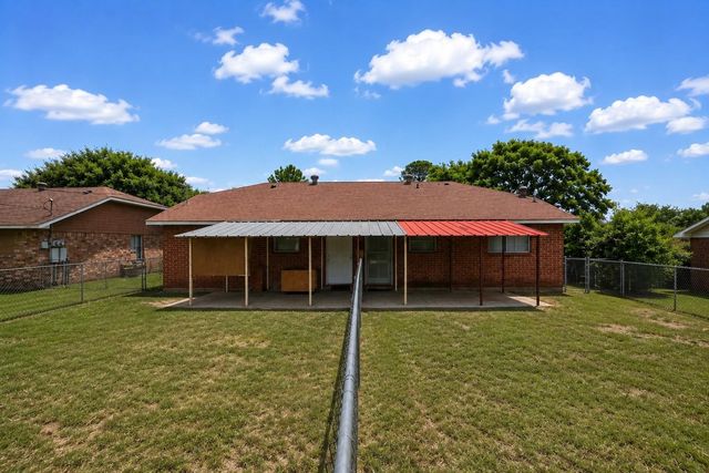 406 W Oak Street, Highlands, TX 77562