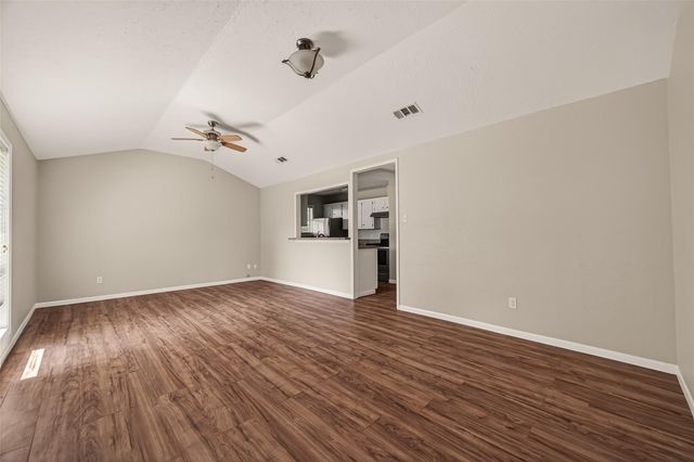 406 W Oak Street, Highlands, TX 77562