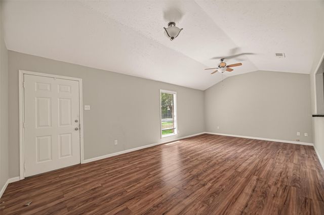 406 W Oak Street, Highlands, TX 77562