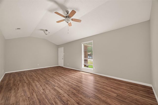 406 W Oak Street, Highlands, TX 77562