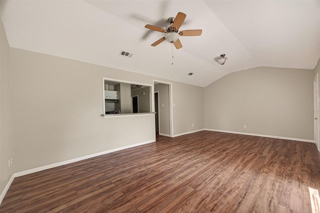 406 W Oak Street, Highlands, TX 77562
