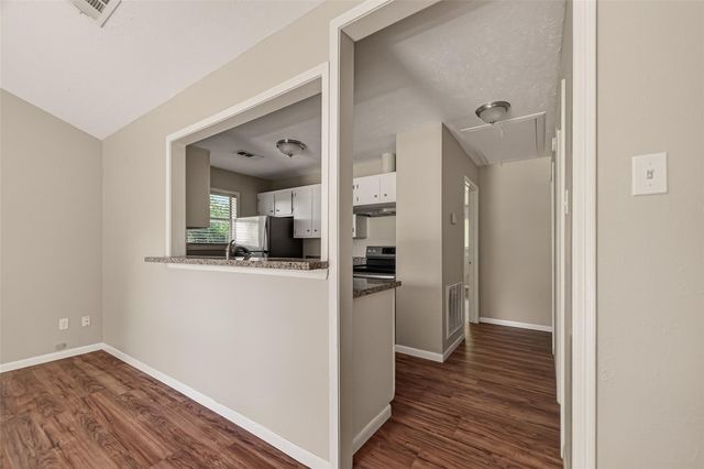 406 W Oak Street, Highlands, TX 77562